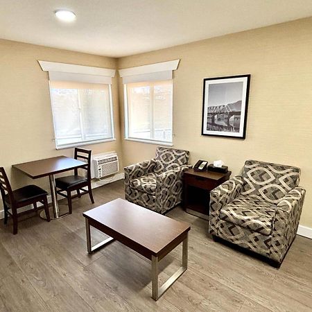 Rodeway Inn & Suites Kamloops Esterno foto