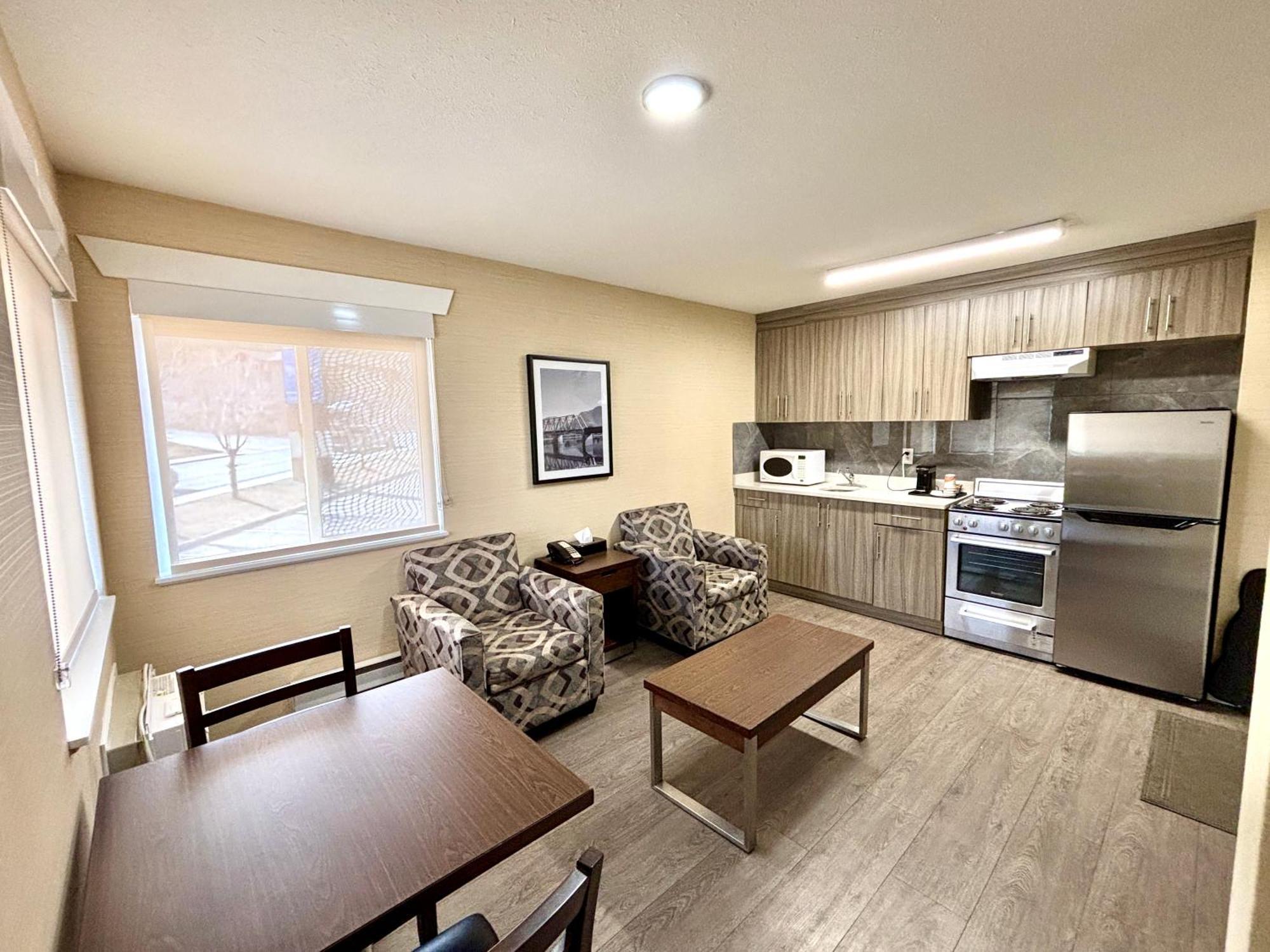 Rodeway Inn & Suites Kamloops Esterno foto