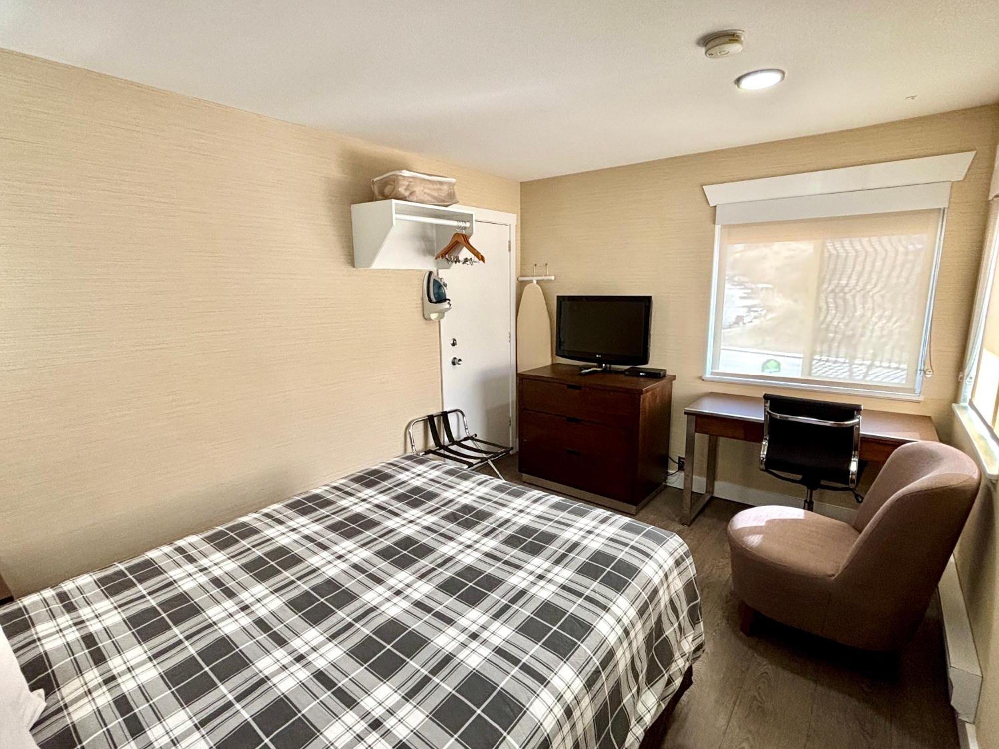 Rodeway Inn & Suites Kamloops Esterno foto