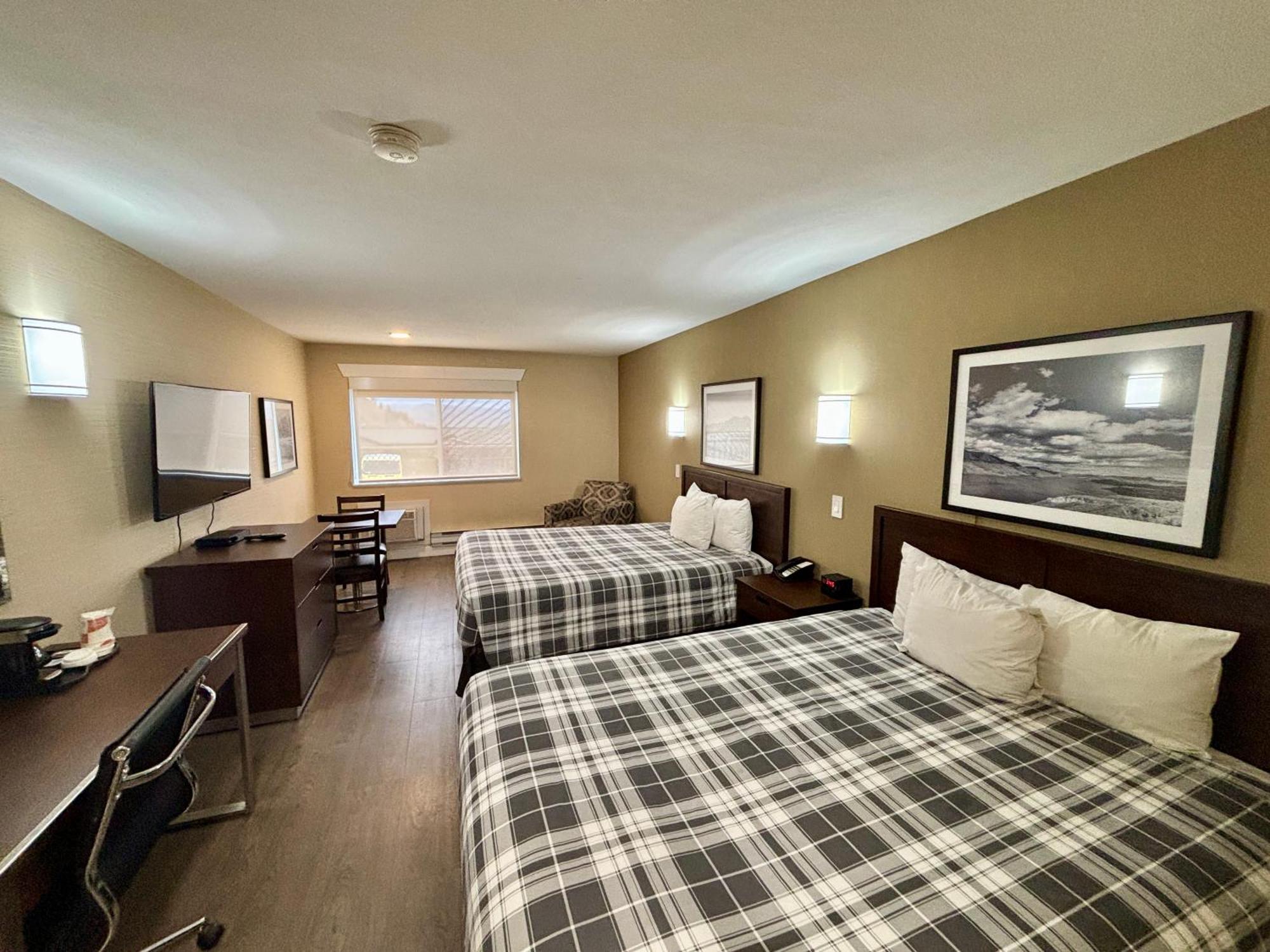 Rodeway Inn & Suites Kamloops Esterno foto