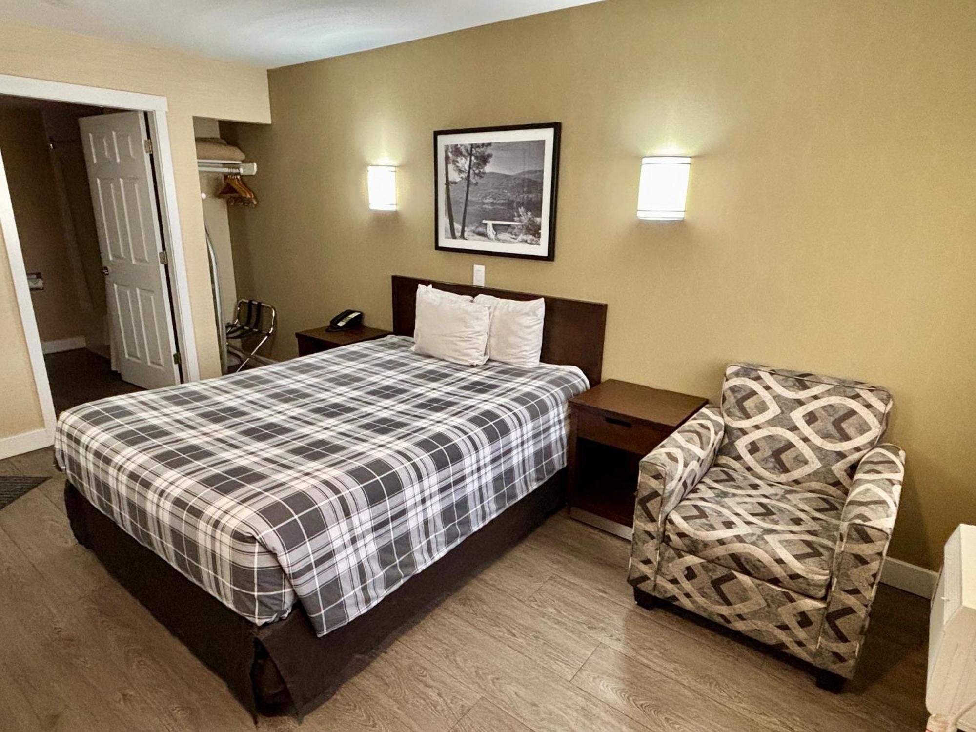 Rodeway Inn & Suites Kamloops Esterno foto