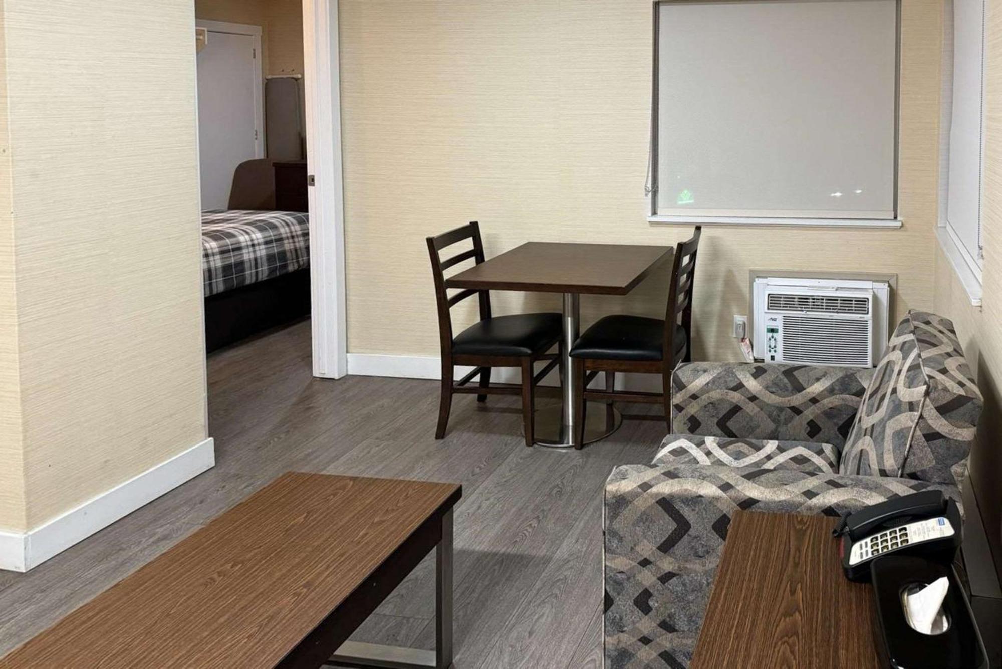Rodeway Inn & Suites Kamloops Esterno foto