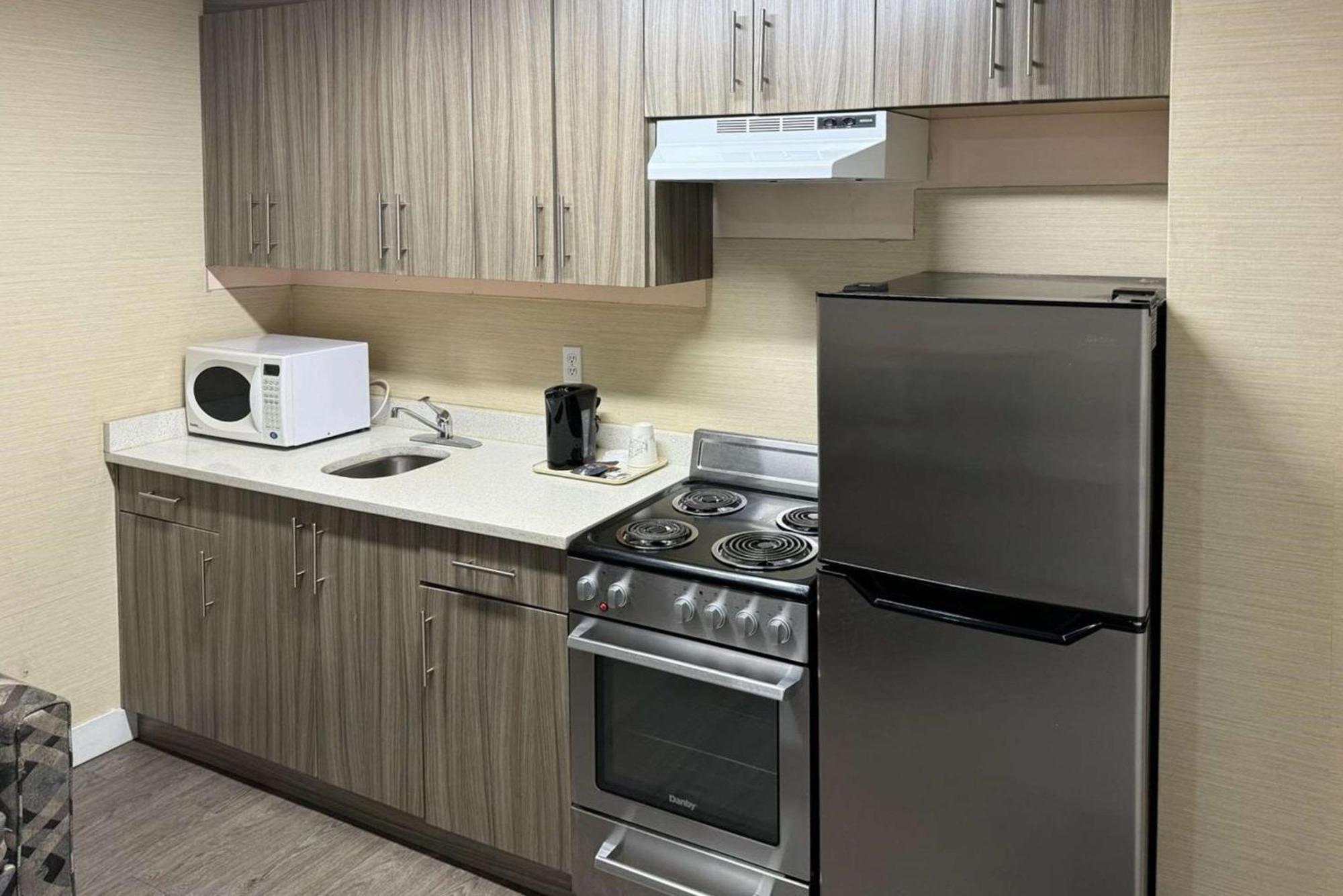 Rodeway Inn & Suites Kamloops Esterno foto