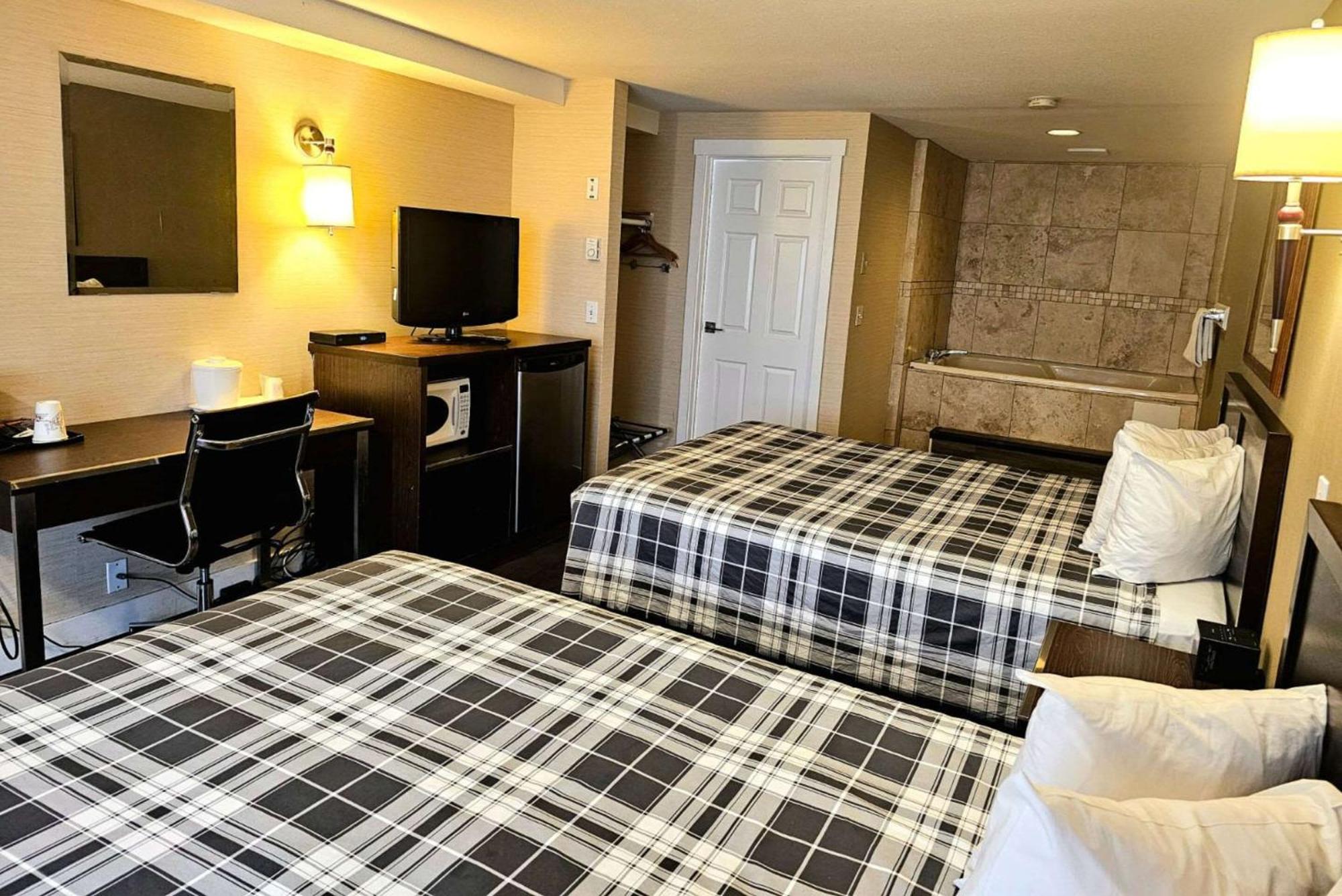 Rodeway Inn & Suites Kamloops Esterno foto