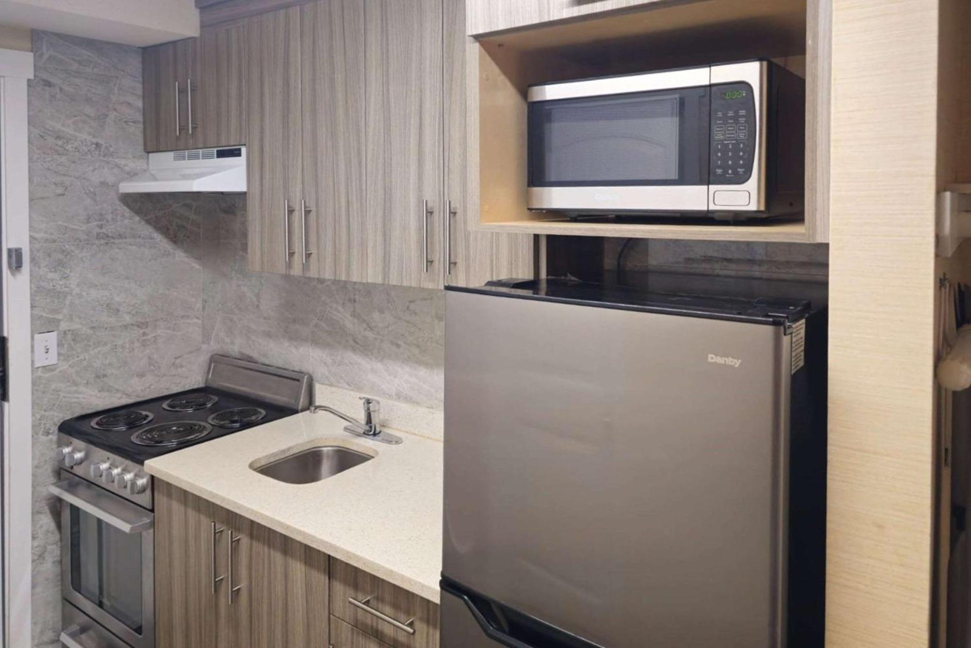 Rodeway Inn & Suites Kamloops Esterno foto