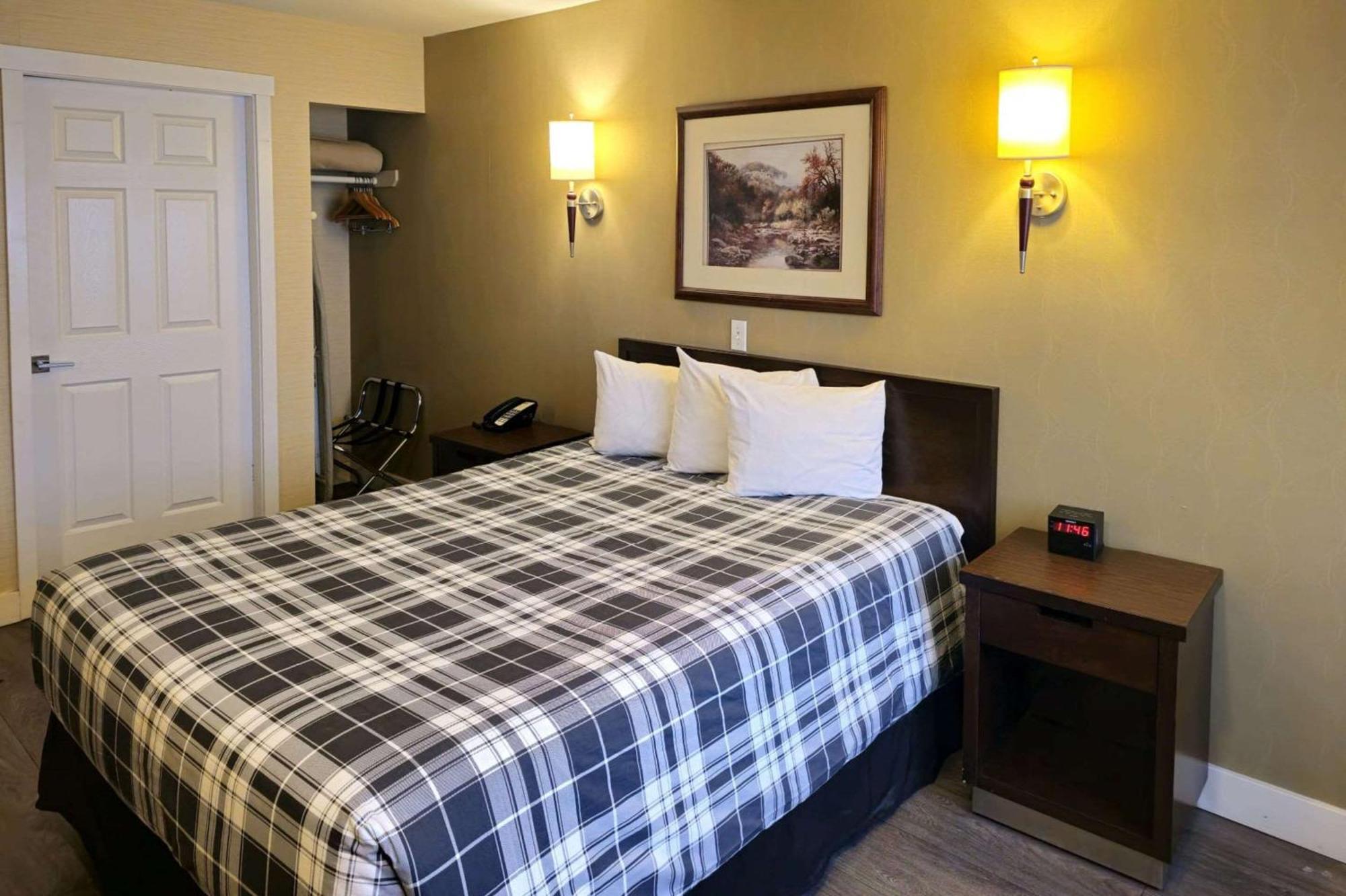 Rodeway Inn & Suites Kamloops Esterno foto