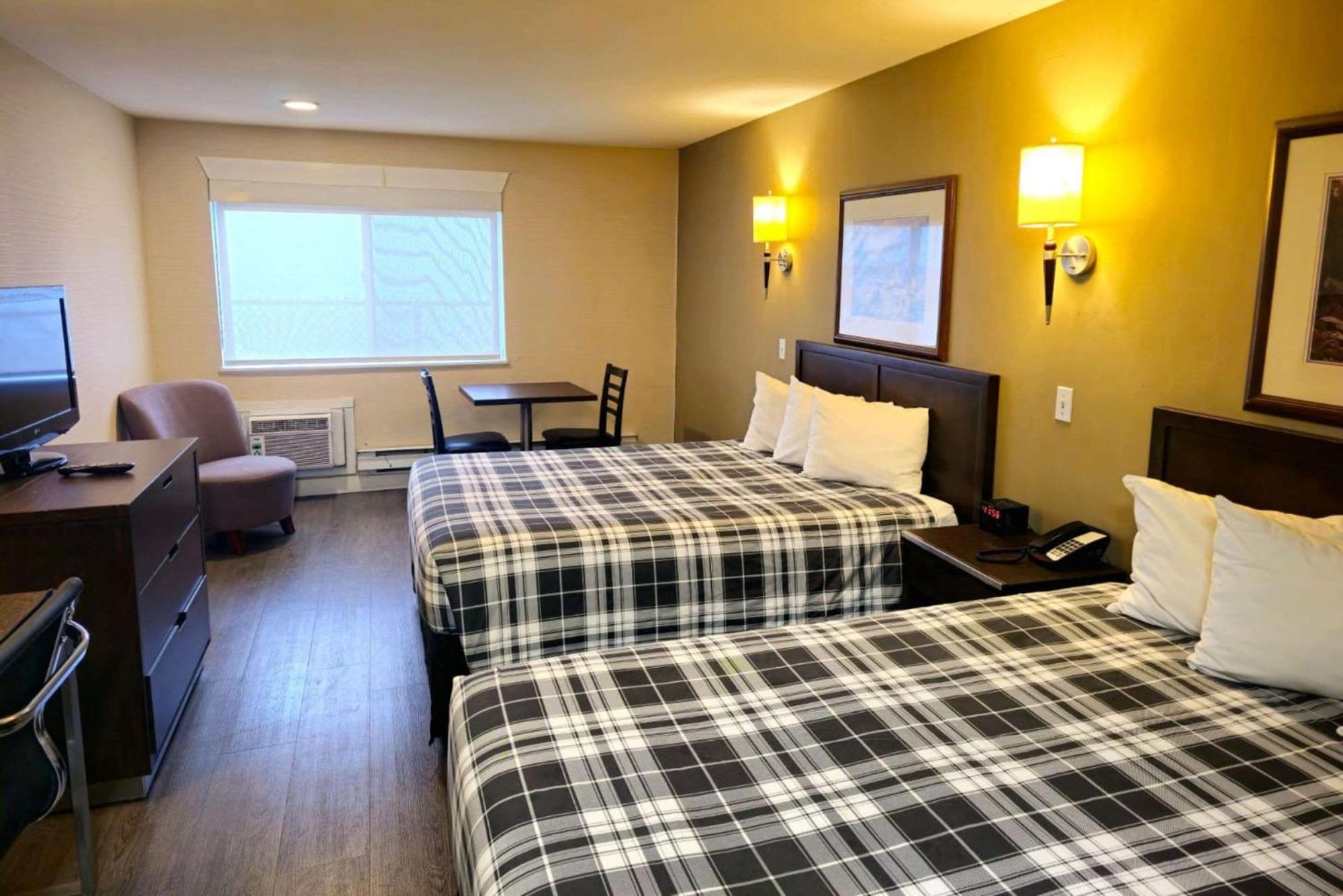 Rodeway Inn & Suites Kamloops Esterno foto