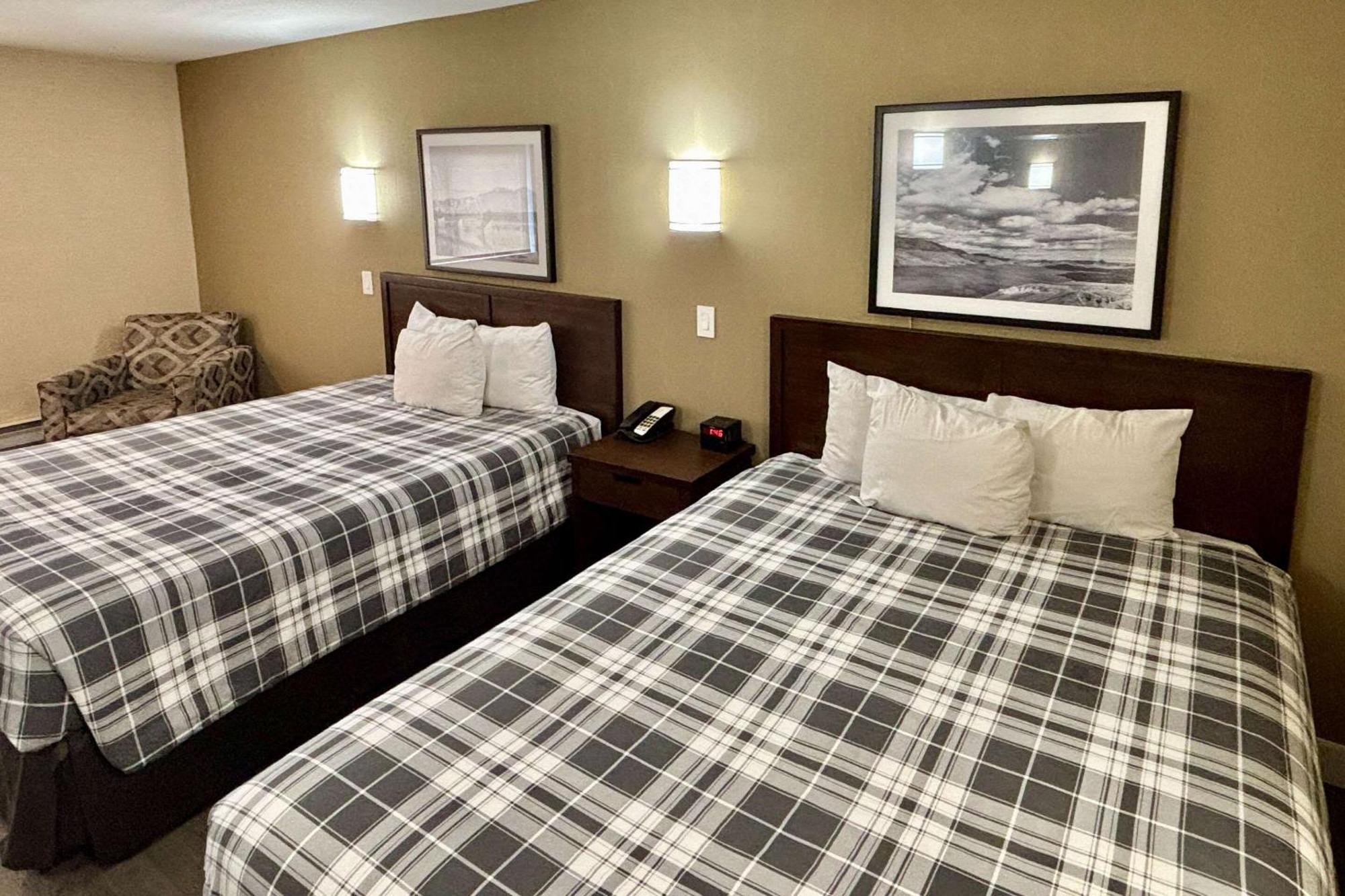 Rodeway Inn & Suites Kamloops Esterno foto