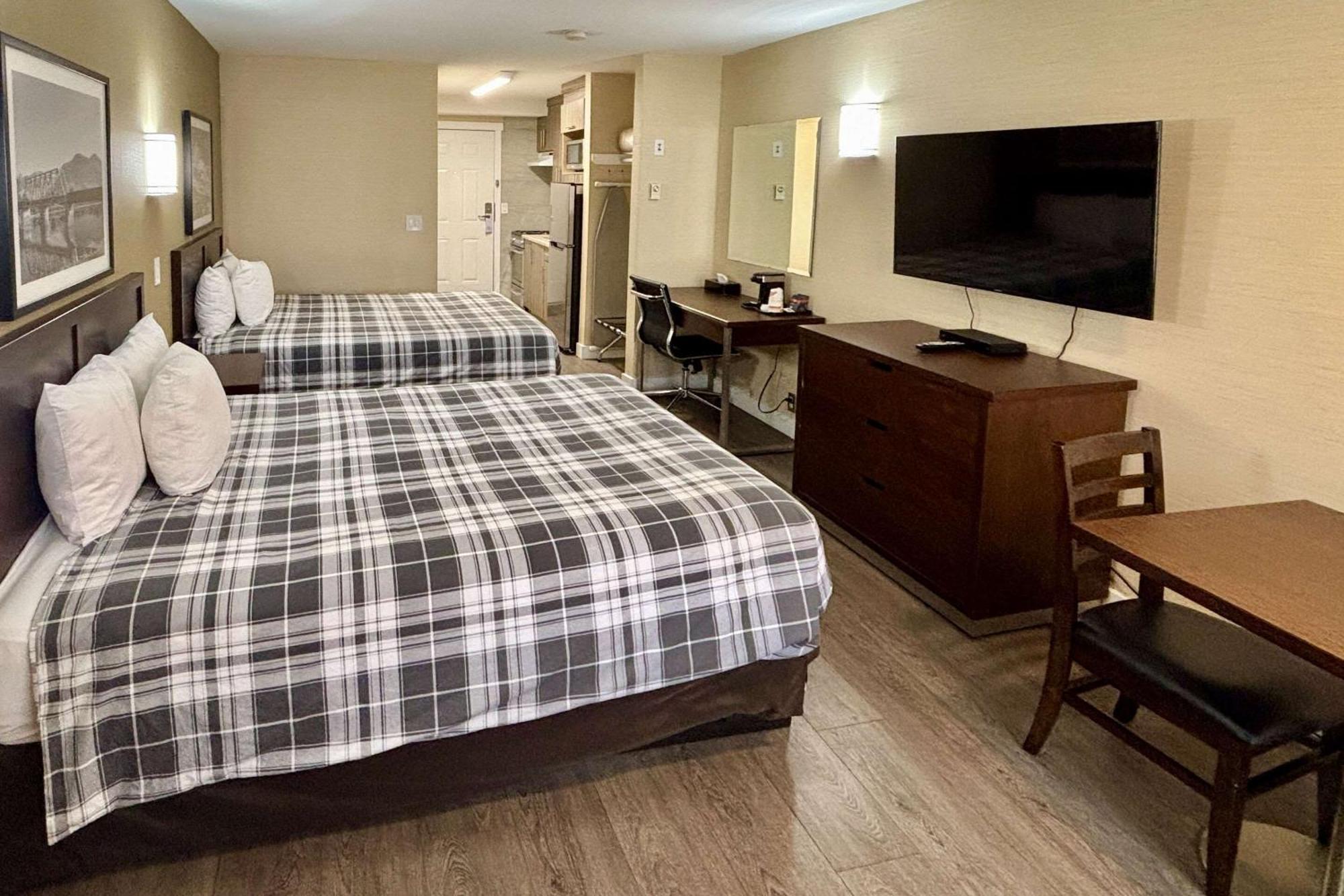 Rodeway Inn & Suites Kamloops Esterno foto