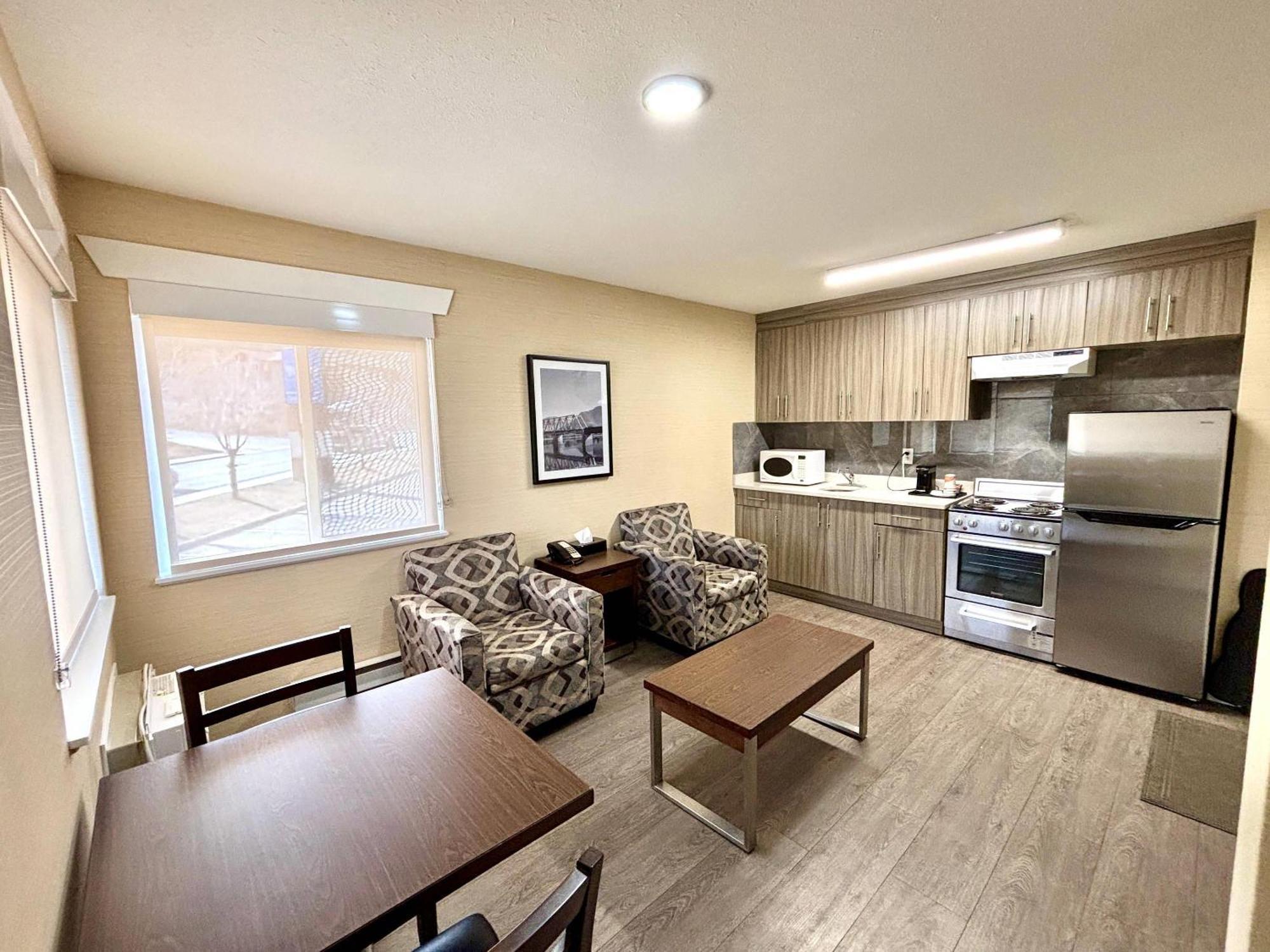 Rodeway Inn & Suites Kamloops Esterno foto