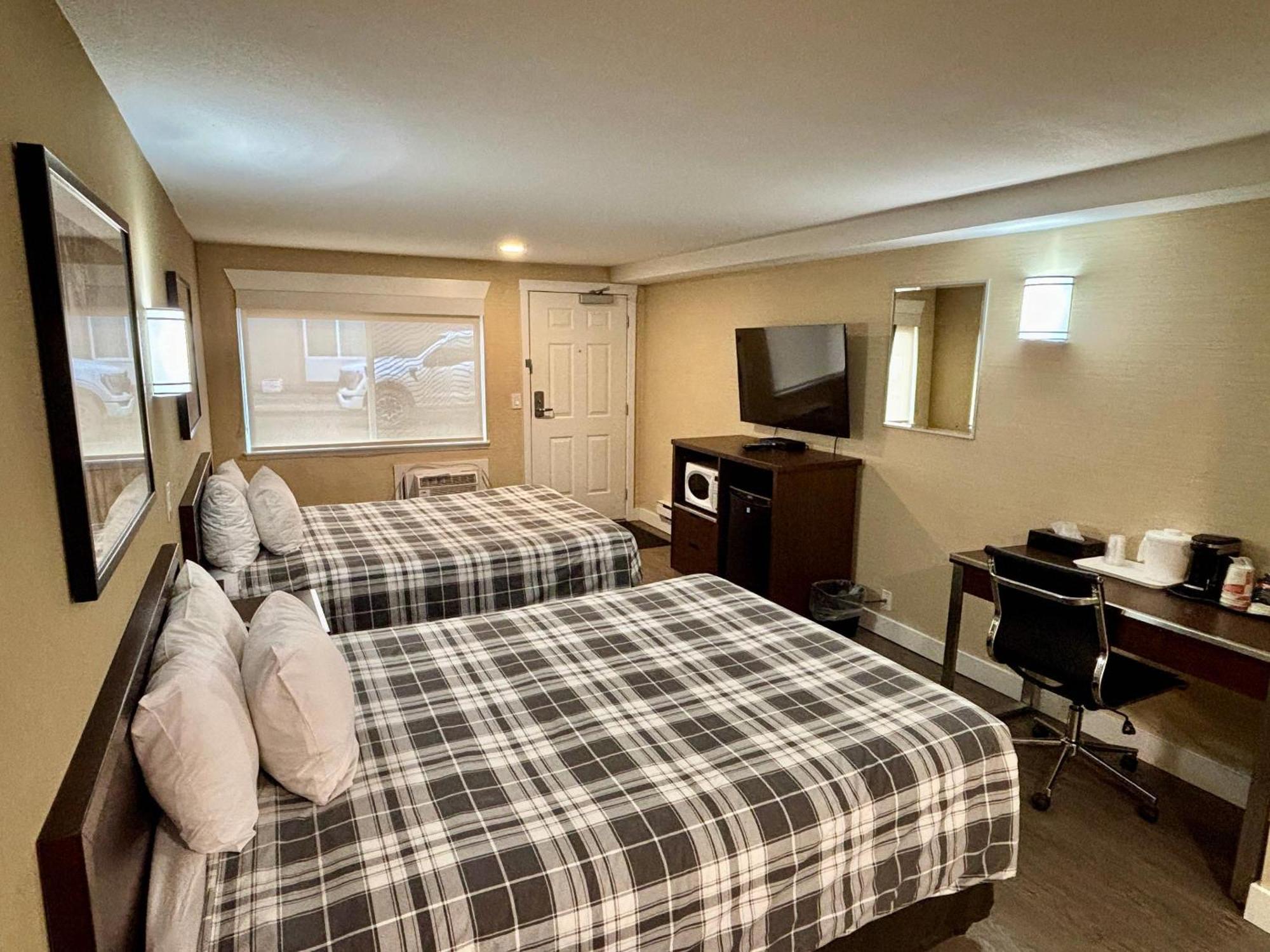 Rodeway Inn & Suites Kamloops Esterno foto