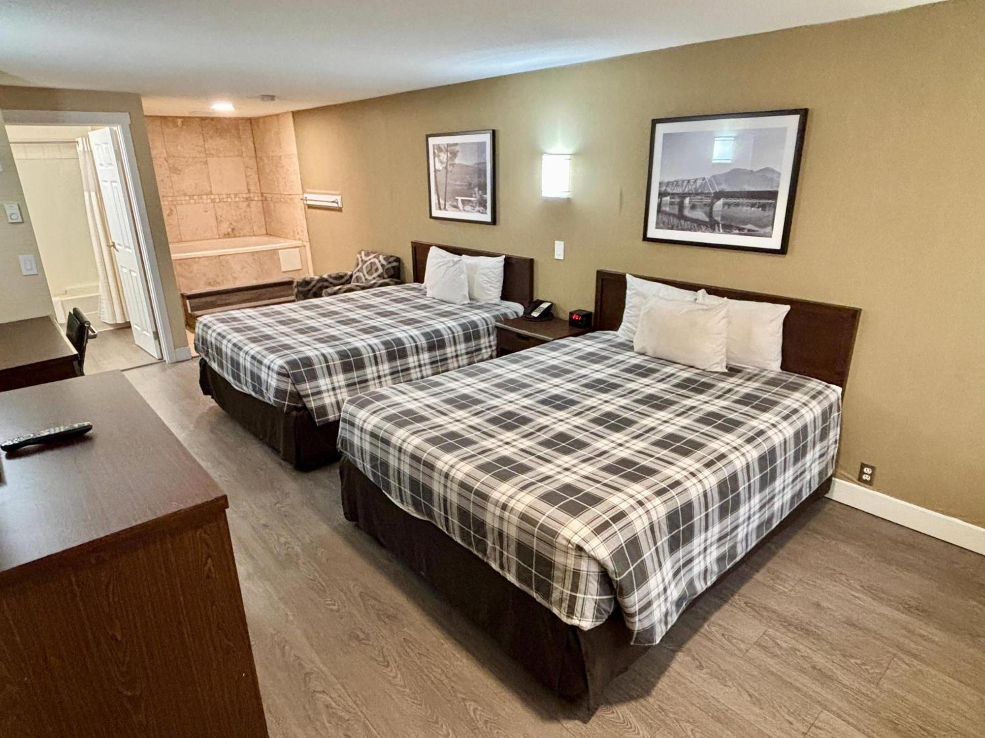 Rodeway Inn & Suites Kamloops Esterno foto