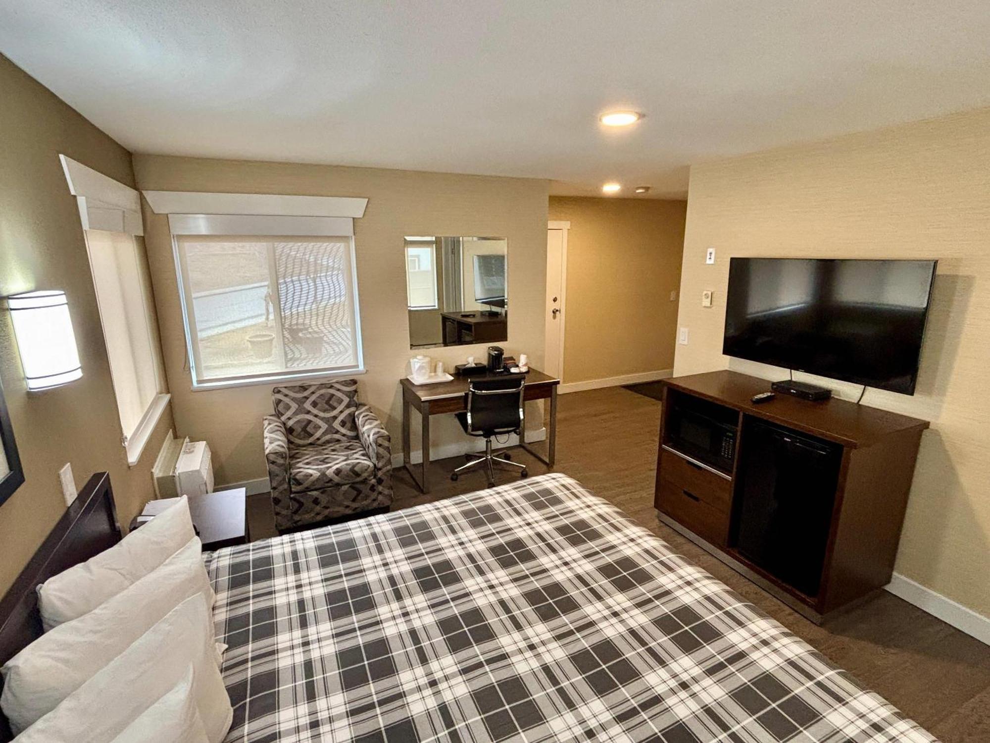 Rodeway Inn & Suites Kamloops Esterno foto