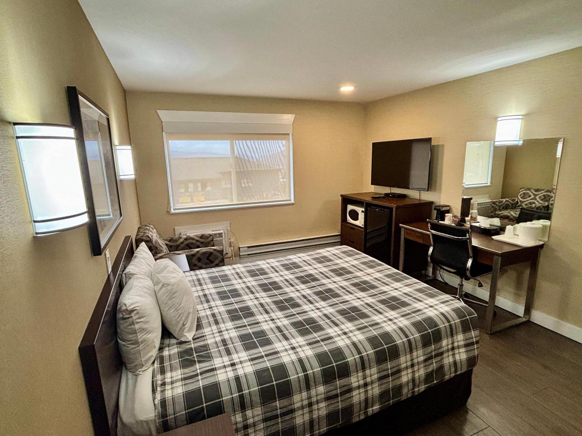 Rodeway Inn & Suites Kamloops Esterno foto
