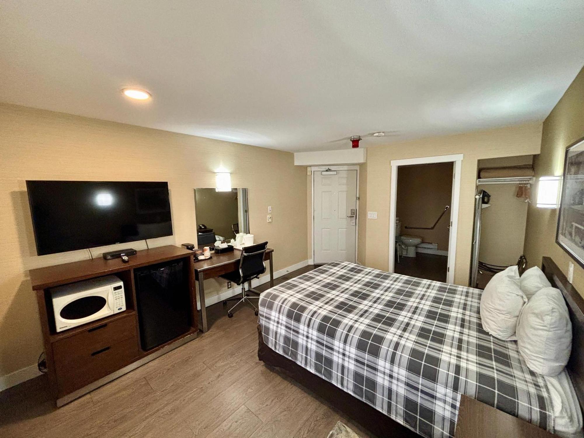 Rodeway Inn & Suites Kamloops Esterno foto