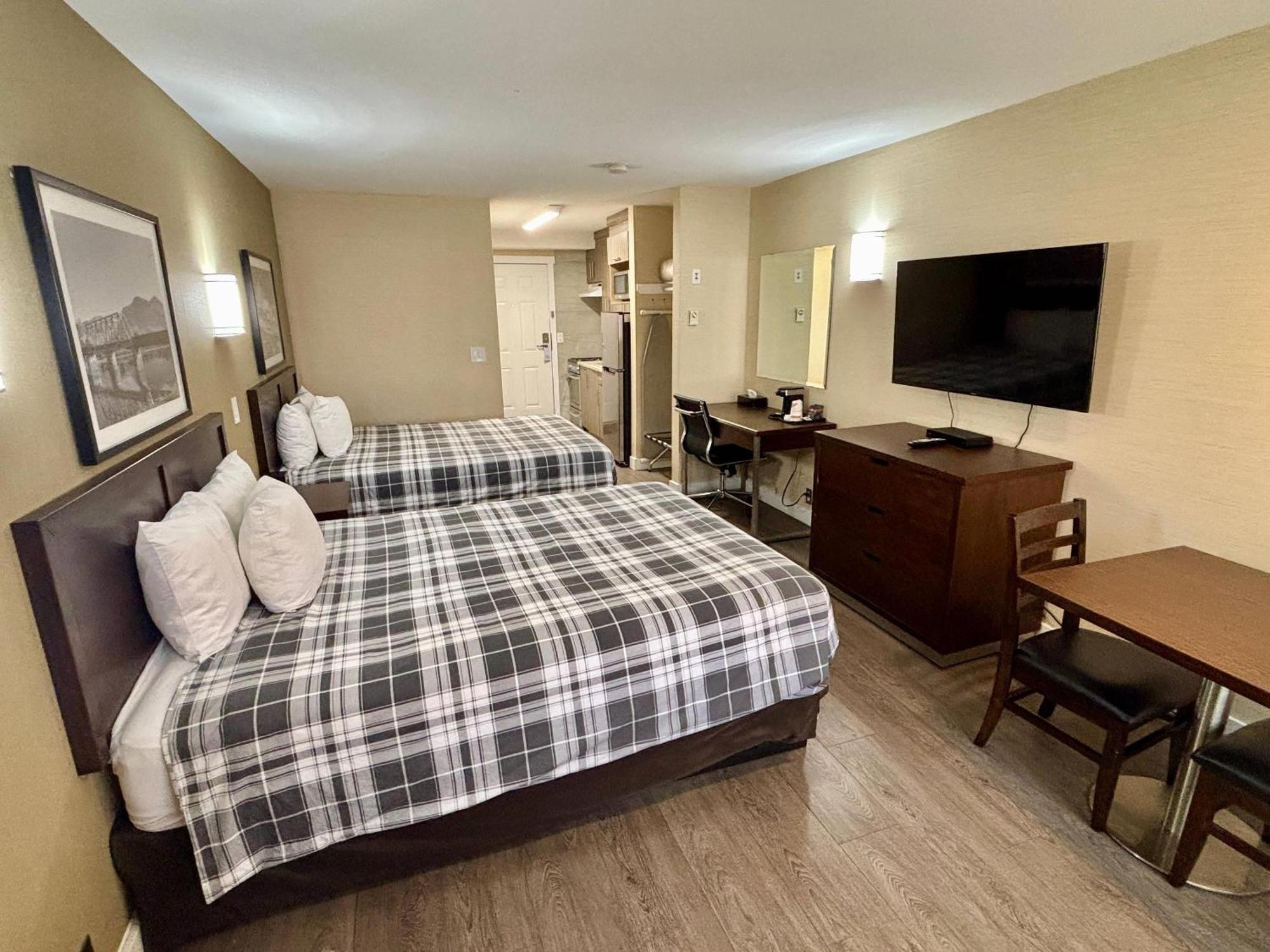Rodeway Inn & Suites Kamloops Esterno foto